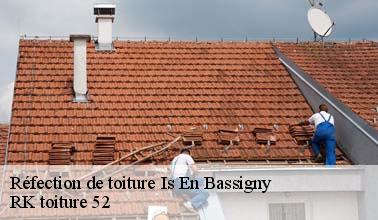 Les travaux de réfection de la toiture d'un immeuble à Is En Bassigny dans le 52140